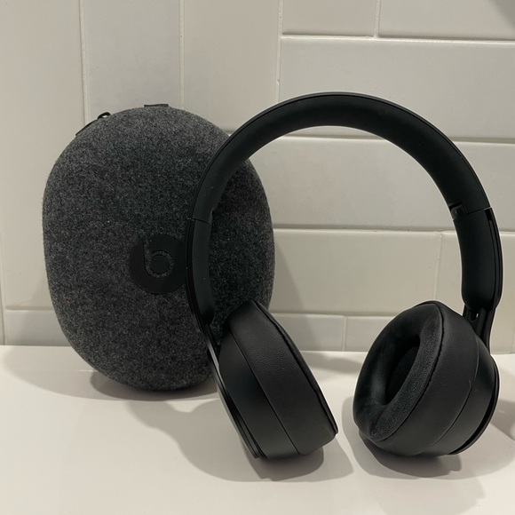 Sonic Bliss: Sleek Beats Solo Pro Headphones for the Ultimate Audio Experience - Picture 1 of 4